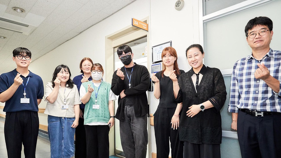 김민영 경기도발달장애인지원센터 센터장(오른쪽에서 두 번째)이 경기도발달장애인지원센터 직원들과 포즈를 취하고 있다.