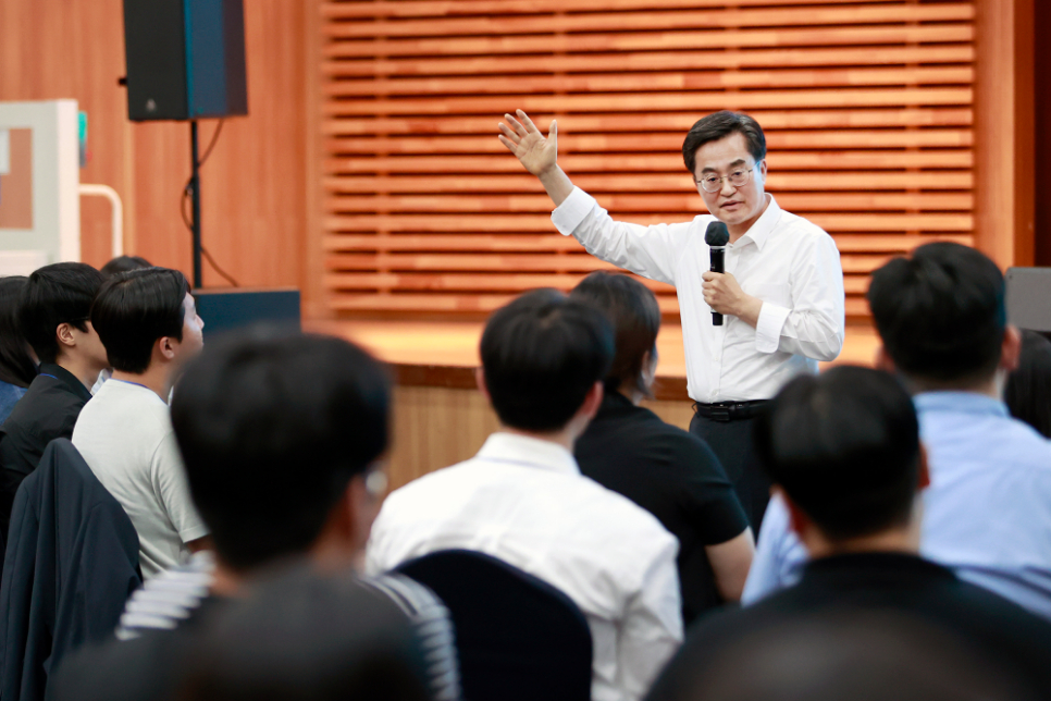 이날 김동연 경기도지사는 대학생 리더들에게 정책을 포함한 각종 사회문제에 참여와 관심을 당부했다.