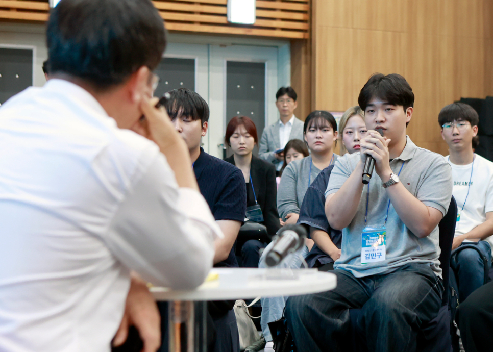 한 대학생 리더가 김동연 경기도지사에게 질문을 하고 있다. 