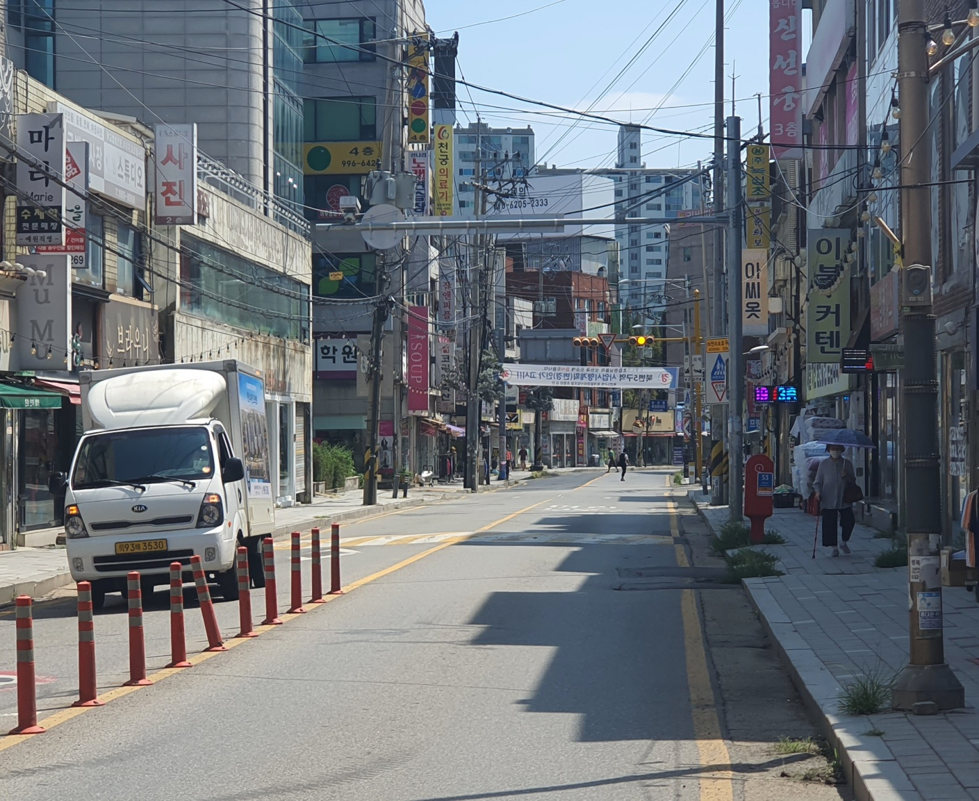 북변동 백년의 거리는 전형적인 원도심 형태를 띠면서도 잘 보존된 건물들과 30년 이상 자리를 지킨 노포들이 자리하고 있는 곳이다.