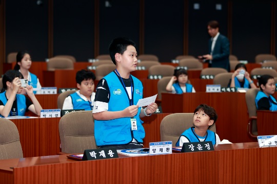 오창준 의원에게 기회기자가 질문을 하고 있다. 