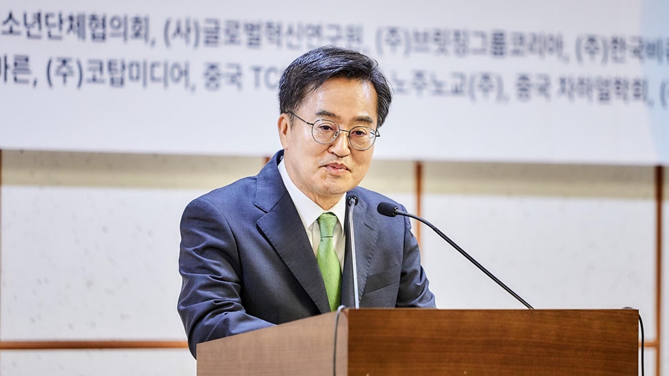  24일 서울 국회의원회관 제3세미나실에서 진행된 ‘2024 ESG 경영과 공공외교의 역할 포럼’을 방문한 김동연 경기도지사가 축사를 하고 있다.