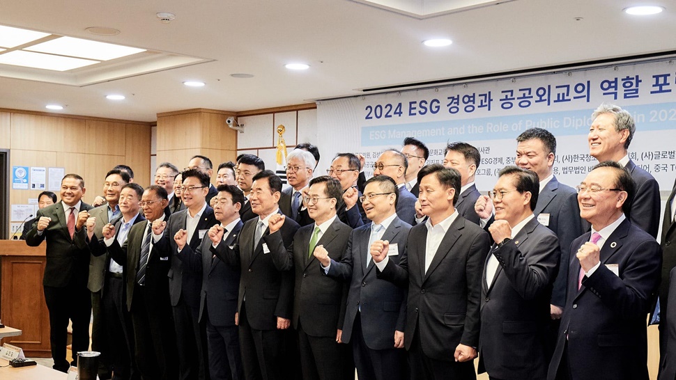 ‘2024 ESG 경영과 공공외교의 역할 포럼’에서 김동연 경기도지사를 비롯해 김진표(ESG경영과공공외교실천조직위원장) 전 국회의장 등 참석인사들이 기념 사진을 찍고 있다.