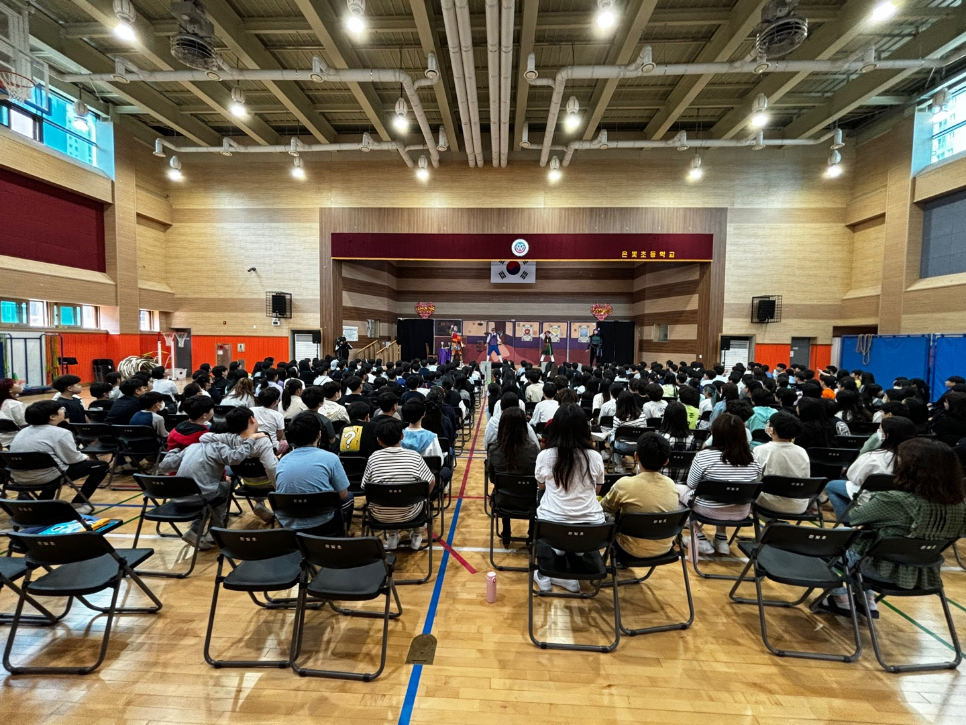 찾아가는 영어뮤지컬은 경기도평생교육진흥원 파주미래교육캠퍼스에서 경기도 초‧중등학교 및 청소년 관련 기관을 대상으로 원어민 배우들이 직접 찾아가 영어뮤지컬을 제공하는 프로그램이다. 사진은 찾아가는 영어뮤지컬 현장 모습.