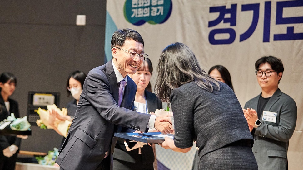 김성중 경기도 행정1부지사가 도민 생명보호에 앞장선 우수 유공자에게 표창장을 수여하고 있다.