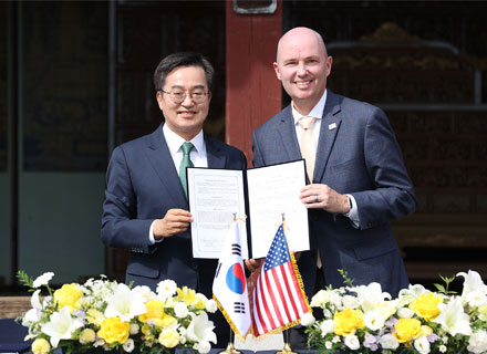 김동연, 美 유타주지사와 자매결연 액션플랜 사인 이미지