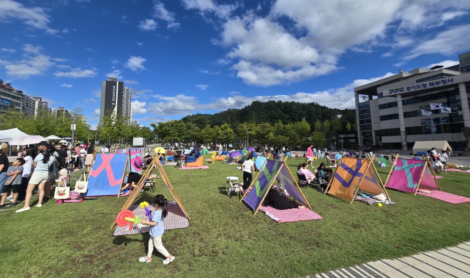 경기도청 북부청사 경기평화광장에서는 오는 10월 26일까지 매주 금·토·일 오전 10시 30분부터 오후 5시 30분까지 ‘책 읽는 경기평화광장’이 진행된다.