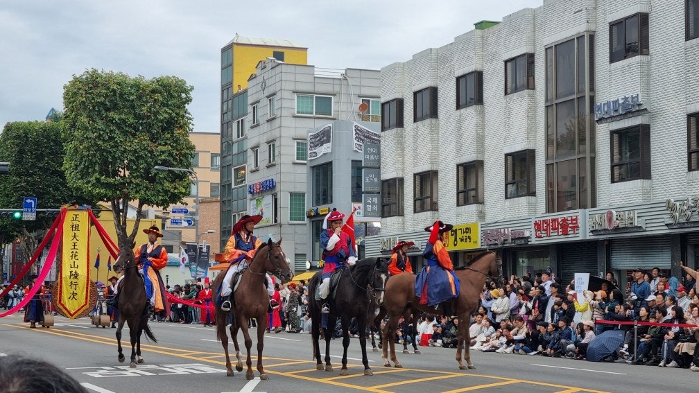 말을 탄 조선시대 무관과 함께 등장하는 정조대왕능행차 선두의 모습