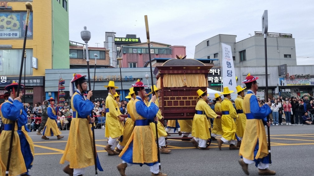 가마와 가마꾼들도 등장합니다. 정조대왕은 가마를 타지 않고 백성과 소통하며 걸어오고 있었습니다.