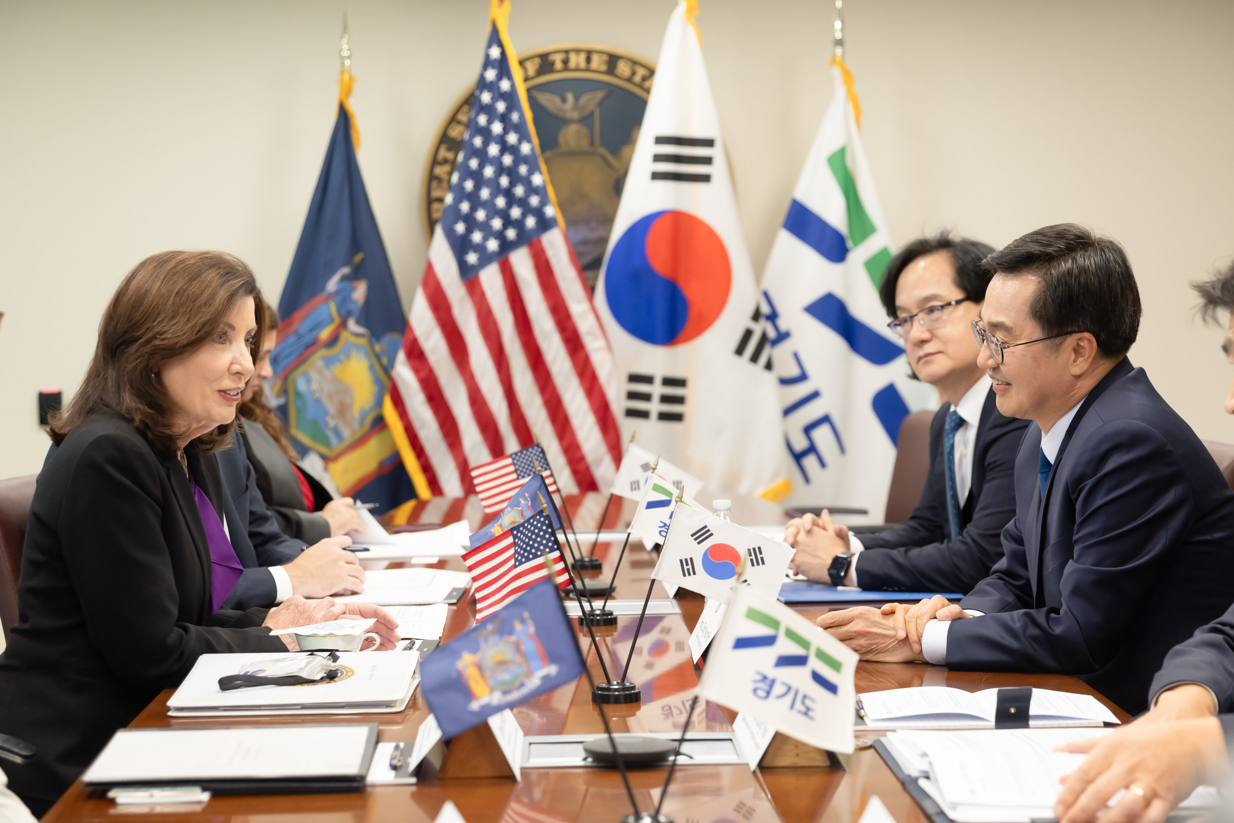 미국 현지시각 17일 오후 뉴욕을 방문한 김동연 경기도지사가 캐시 호컬(Kathy Hochul) 뉴욕 주지사와 면담을 하고 있다.