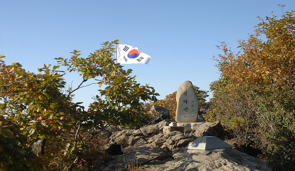 남양주의 천마산은 가을이면 붉게 물든 단풍과 함께 넓은 숲길을 따라 산책을 즐길 수 있는 명소로 잘 알려져 있습니다. 