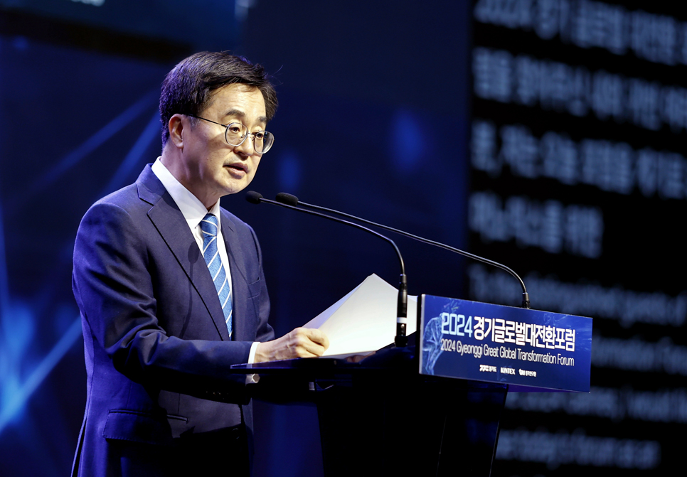 김동연 경기도지사는 “대한민국은 새로운 길을 찾아야 한다. 저희가 제시하는 새로운 길, 해법의 핵심에는 ‘사람 중심 경제’ 휴머노믹스가 있다. 양적 성장만을 목표로 달려온 ‘GDP 중심 경제’(숫자 중심 경제)는 이미 한계에 봉착했다. 이제는 사람 중심, 사람 중심 경제, 휴머노믹스로 가야 한다”고 강조했다.