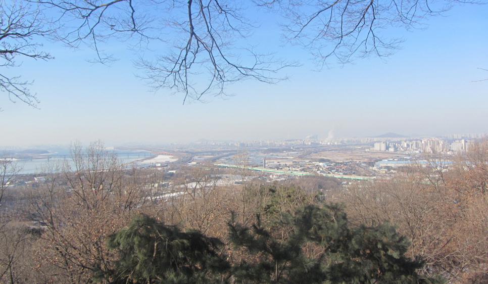 해발 208m의 고봉산은 고양시 일산, 벽제지역을 대표하는 산으로, 산책하듯 누구나 쉽게 오를 수 있는 곳입니다. 