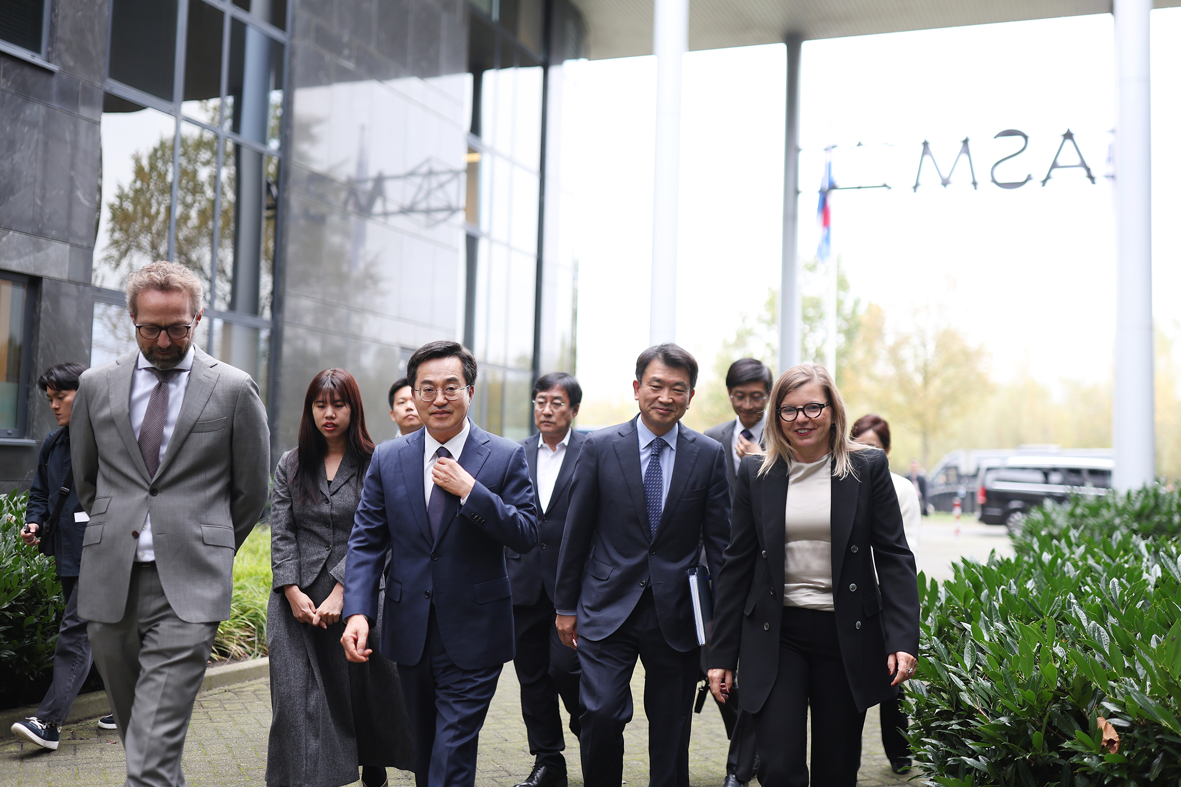 경기도와 ASM, 화성시는 경기도 소재 대학과의 인턴십 프로그램 등 반도체 전문인력양성에 힘을 모으기로 했다.