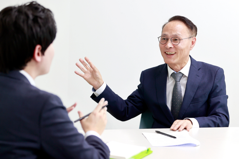 안상섭 경기도 감사위원회 위원장은 적극행정 면책 규정 도입에 대해 “면책 범위를 더 확장시켜준다면 공무원들이 더 열심히 일할 수 있는 동기가 되지 않을까라는 생각으로 규정 범위를 넓혀 이번에 발의하게 됐다”고 소개했다. 