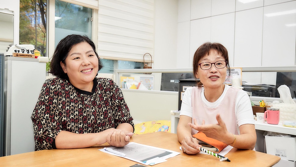 하남 시립행복모아 어린이집 강경민 원장(사진 왼쪽)과 주정미(언제나 어린이집) 담당 교사가 어린이집에 대해 소개하고 있다. 