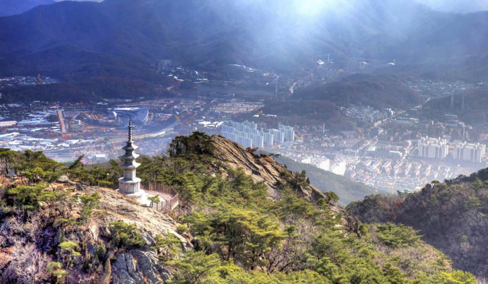 서울과 경기 남부 지역을 아우르는 관악산은 도심 속에서 쉽게 접근할 수 있는 매력적인 산입니다. 