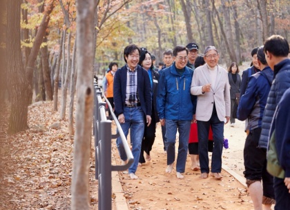 “맨발걷기로 더 건강하게!”…‘내 집 앞 흙향기 맨발길’ 1천 개 조성