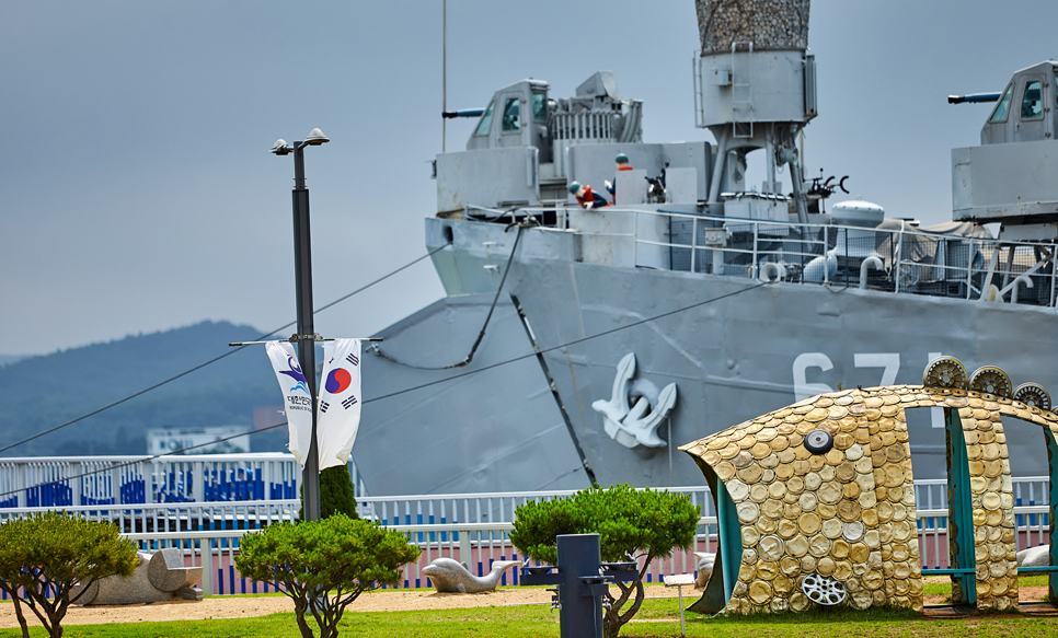 김포함상공원은 1944년에 전차상륙함(LST)으로 건조되어서 62년 간 바다를 지켜오다 2006년 12월 퇴역한 상륙함(LST)을 활용하여 조성한 수도권 최초의 함상공원으로써 다양한 볼거리를 제공하고, 함상공원체험 등 독특한 경험을 할 수 있는 공간입니다.