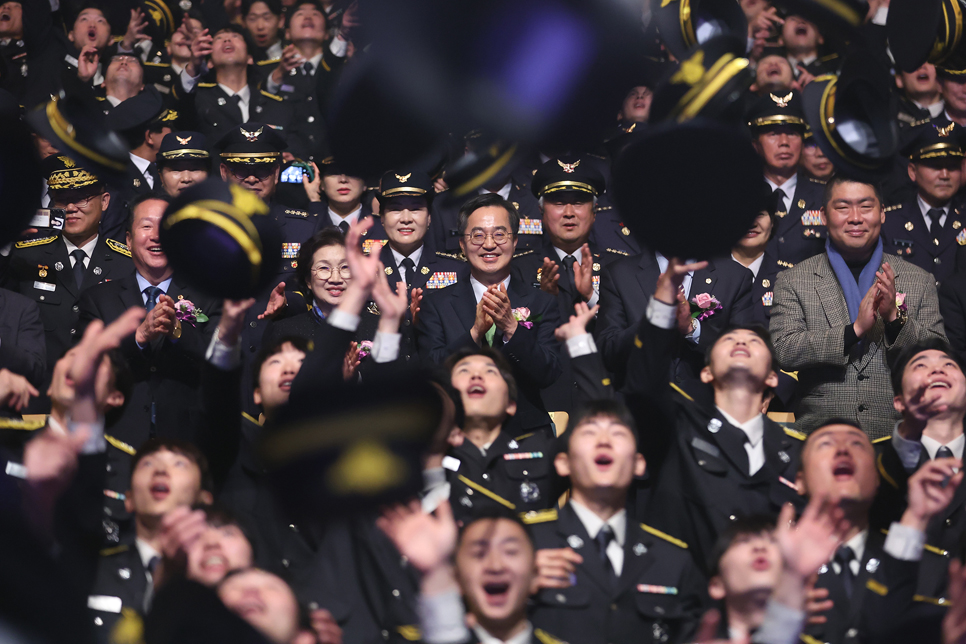 경기도소방재난본부는 17일 오전 경기아트센터 대극장에서 ‘2024년 신임 소방공무원 임용식’을 개최했습니다.