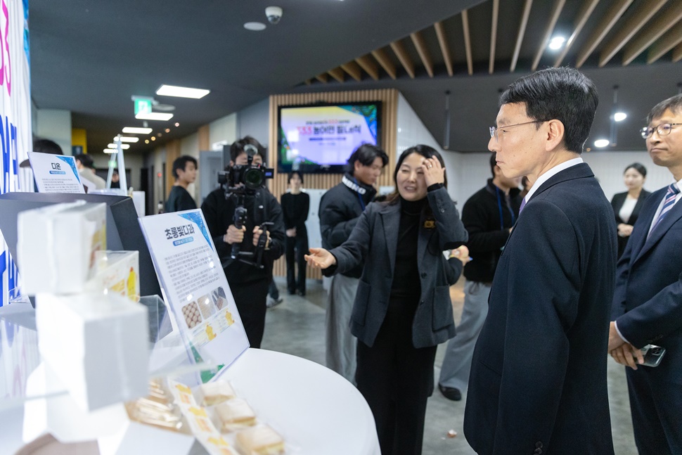  ‘333 농어민 발대식’에서 김성중 경기도 행정1부지사가 라운딩을 하고 있다. 