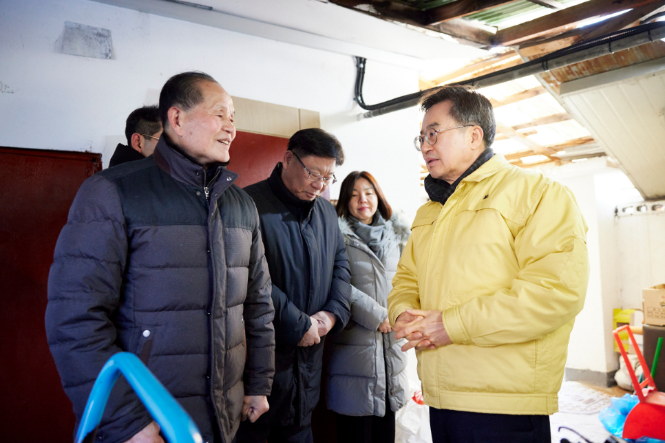 김동연 경기도지사는 이날 쪽방촌 거주민들에게 “힘든 분들에게 난방비 지원이 조금이라도 도움이 되셨으면 좋겠다”며 “필요한 거 있으시면 지원하도록 하겠다”고 말했다.