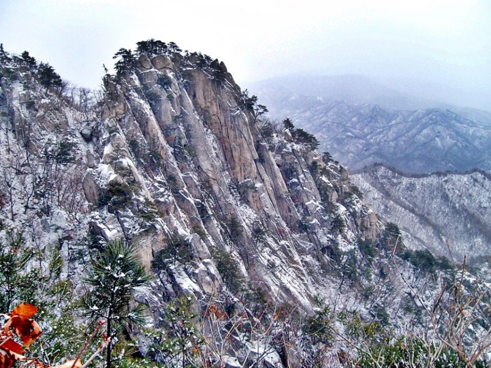 운악산은 화악산·관악산·감악산·송악산과 함께 ‘경기 5악’으로 꼽히는 산으로 특히 겨울에 눈이 내리면 병풍바위를 비롯해 미륵바위, 조망 좋은 망경대, 운악산 정상까지 하얗게 변해 사람들의 극찬을 받는 곳이기도 하다. 자료사진.