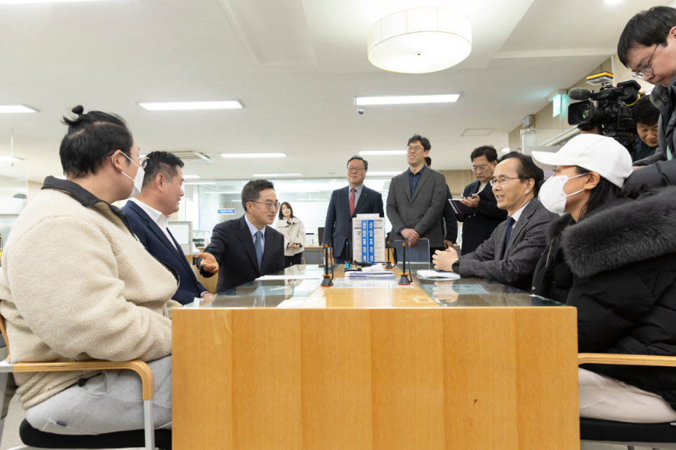 김동연 경기도지사는 14일 경기도신용보증재단 시흥지점을 방문해 자영업자 및 소상공인 민원인의 애로사항을 듣고 민원상담을 진행했다.