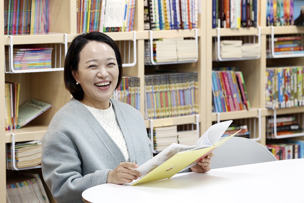 “동네책방은 ‘자식 자랑하는 곳’이다”라고 이야기하는 의왕 ‘어바웃북스’의 박소정 대표.