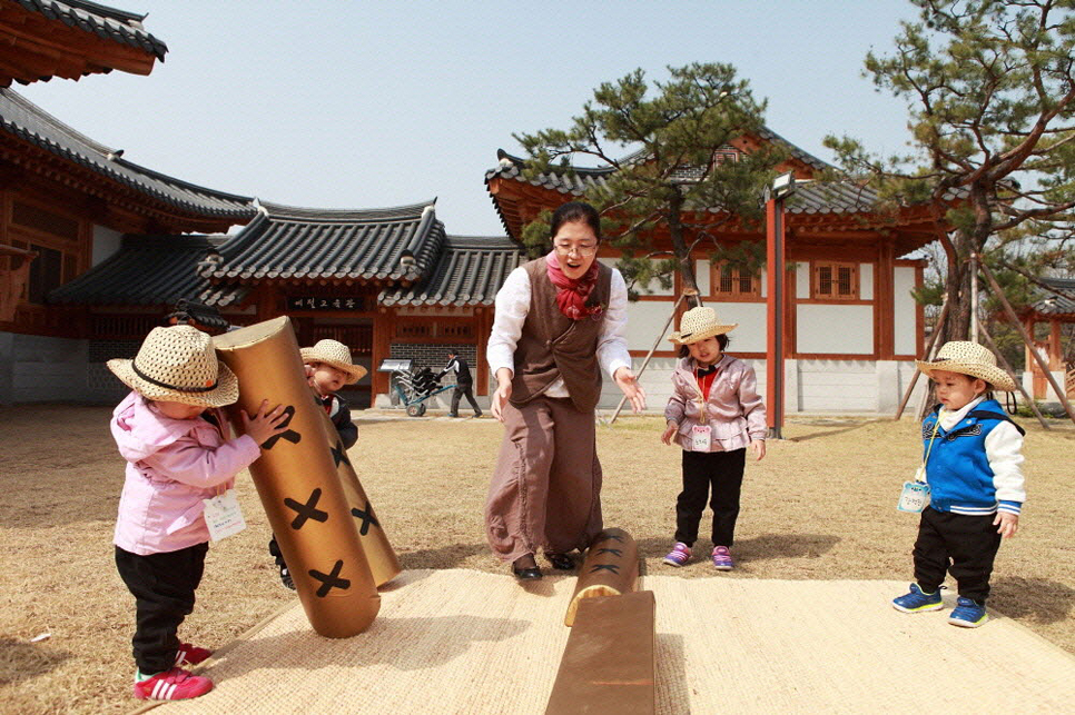 용인 한국민속촌에 가면 옛 선조들이 즐겨왔던 전통 민속놀이를 직접 체험하며 시간을 거슬러 올라간 듯한 특별한 경험을 할 수 있습니다. 