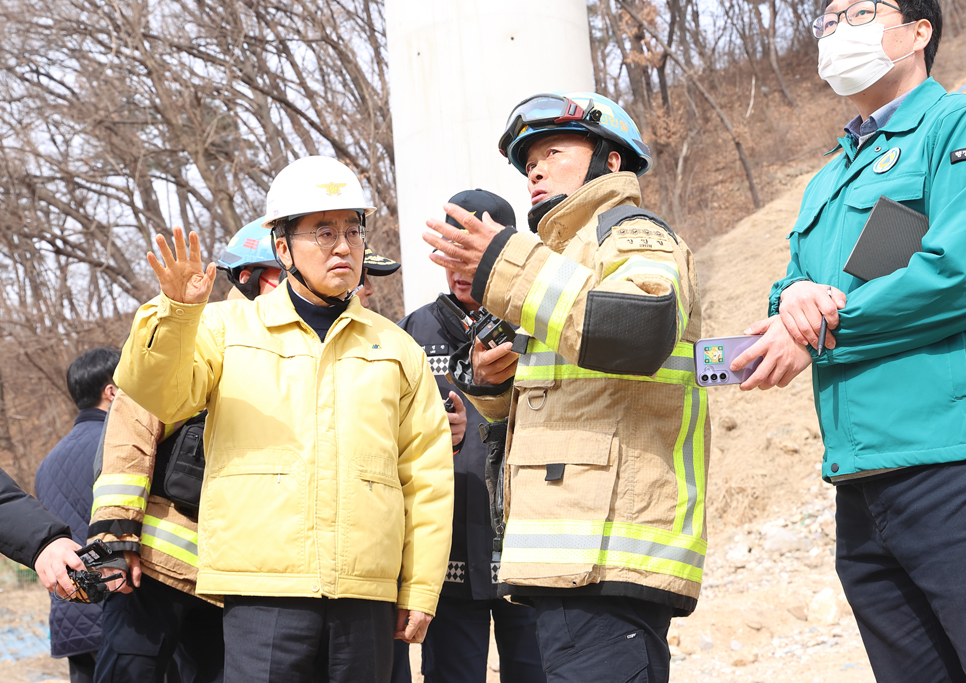 김동연 경기도지사는 서울세종고속도로 안성구간 교량 붕괴 관련해 “가용 자원을 총동원해 인명구조를 최우선으로 하라”고 지시했습니다.