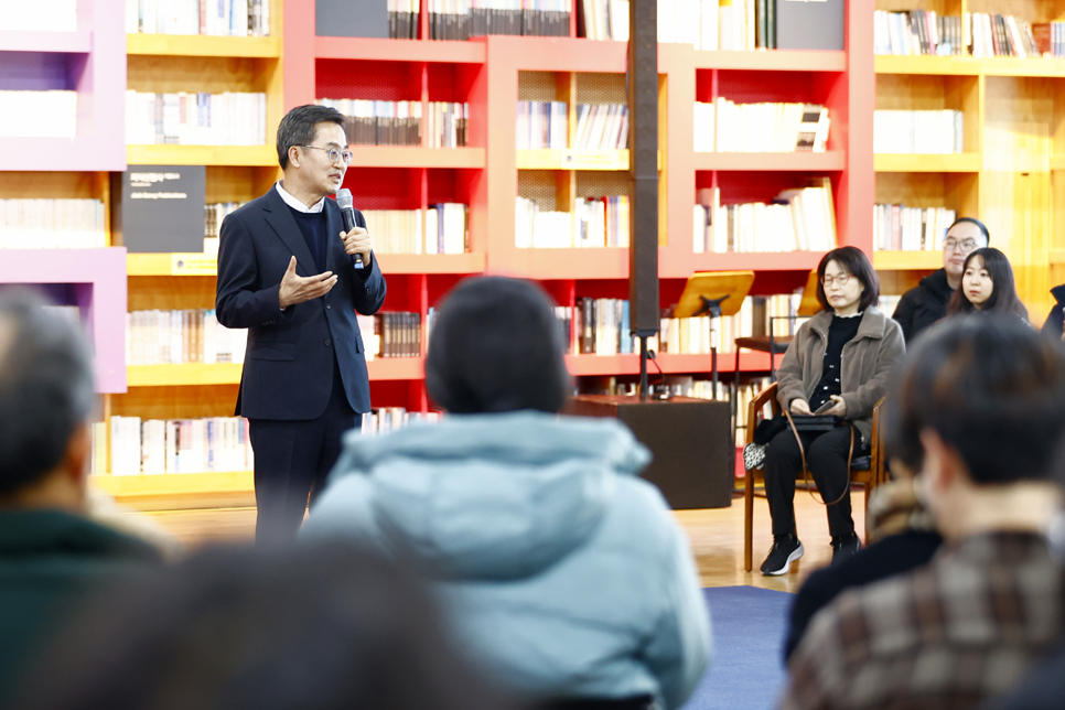 김동연 경기도지사는 “어떤 시인은 나를 키운 8할은 바람이라고 했는데 저는 나를 키운 8할은 책, 독서라는 생각을 많이 했다. 그만큼 어렸을 때부터 읽었던 책들과 글쓰기는 저를 키운 가장 중요한 원천 중 하나라고 생각한다”고 말했다.