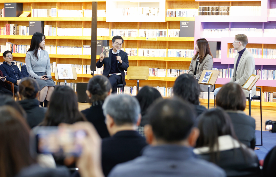 패널들과 도민들이 함께 책 이야기를 나눠보는 타운홀미팅 시간에는 ‘내 인생의 책을 소개합니다’라는 주제로 다양한 이야기가 오갔다.