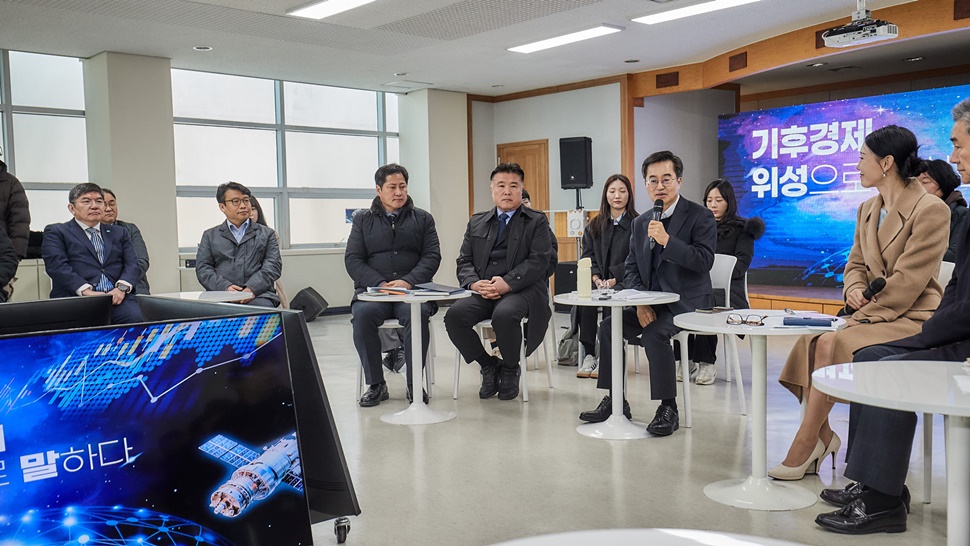 김동연 경기도지사의 주재로 위성 개발 및 활용 스타트업, 민간기업과 전문가 등이 참석한 가운데 간담회가 진행되고 있다.