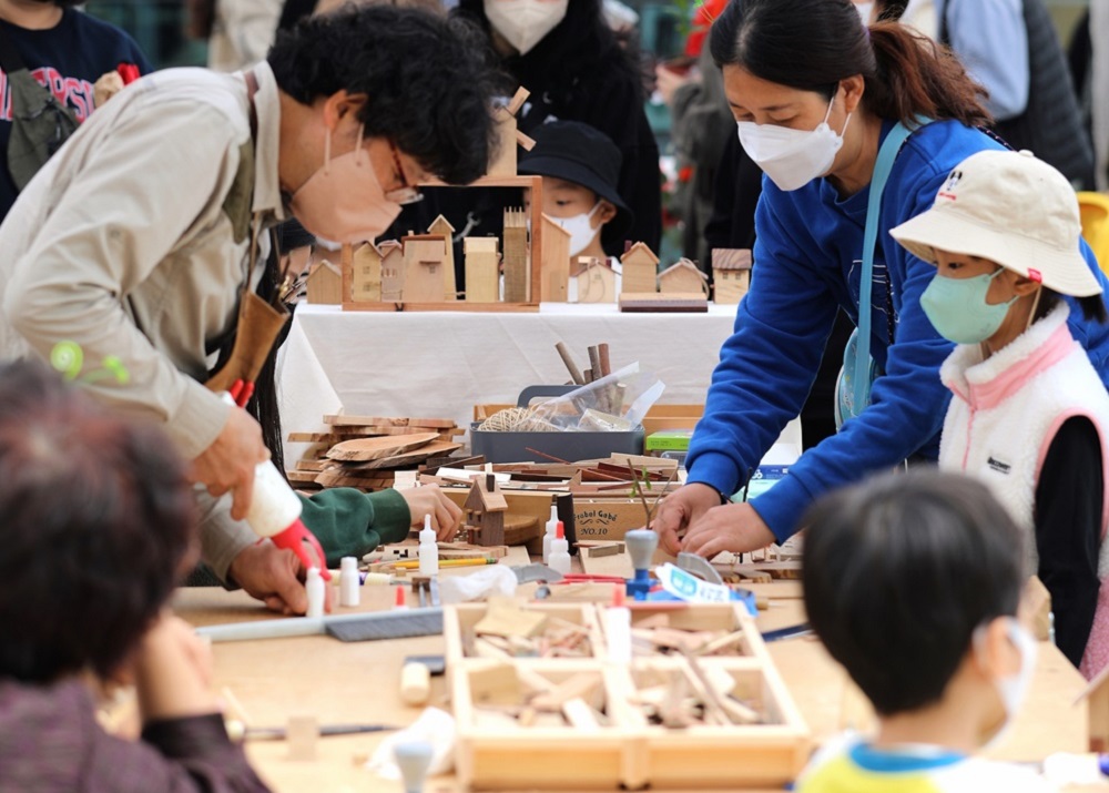 오는 22일 열리는 경기도담뜰 준공식 행사는 준공식 퍼포먼스를 비롯해 문화공연, 문호리리버마켓, 경기농산물 직거래 장터, 수원맘 중고장터 등 다양한 부대행사로 꾸며진다. 문호리마켓 자료사진.