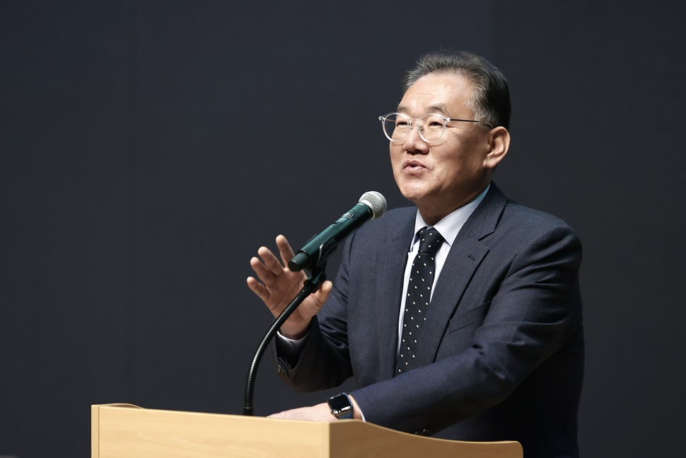 ‘2025년 뷰티산업 사업설명회 및 해외 진출 세미나’에서 이성호 경기도 미래성장산업국장이 인사말을 하고 있다.