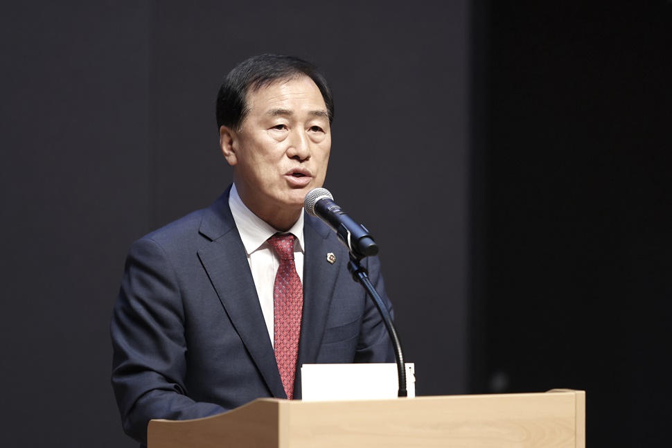 ‘2025년 뷰티산업 사업설명회 및 해외 진출 세미나’에서 이제영 경기도의회 미래과학협력위원회 위원장이 축사를 하고 있다.