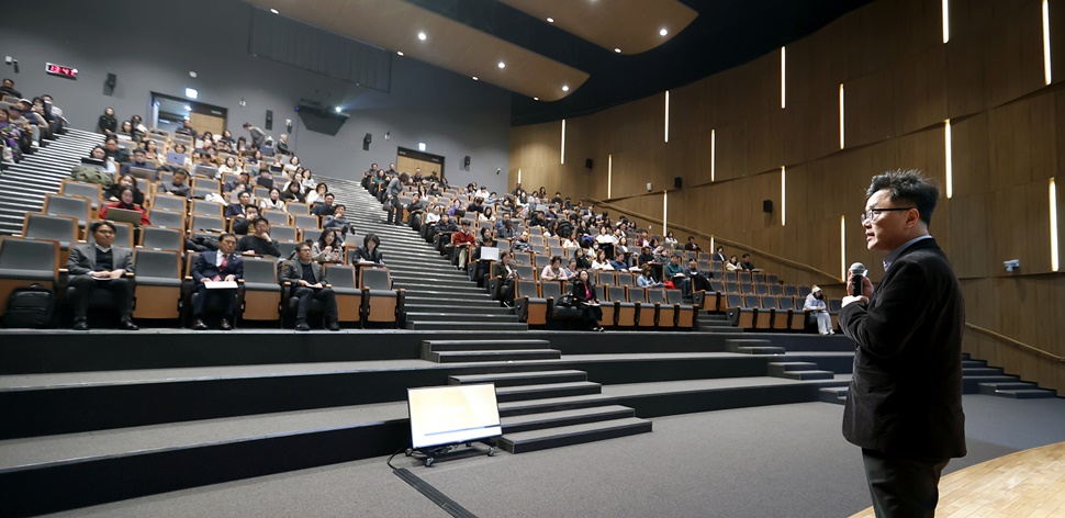 남개원 연세대 교수가 ‘글로벌 화장품 산업 트렌드와 연구동향’을 주제로 특강을 하고 있다.