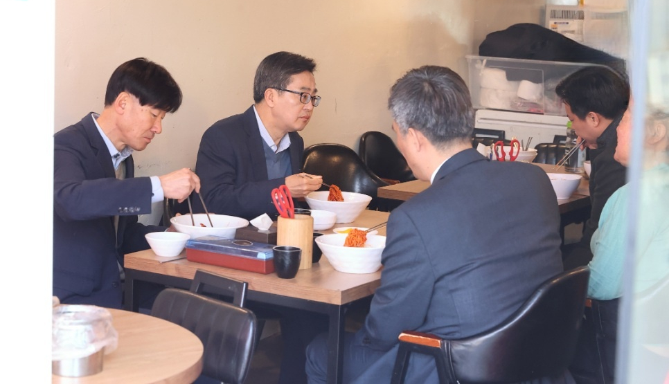 김동연 지사는 20일 낮 12시 수원시 영통구에 위치한 음식점을 찾아 고충을 듣고 소상공인과 자영업자에 대한 지속적인 관심과 지원대책을 약속했다.