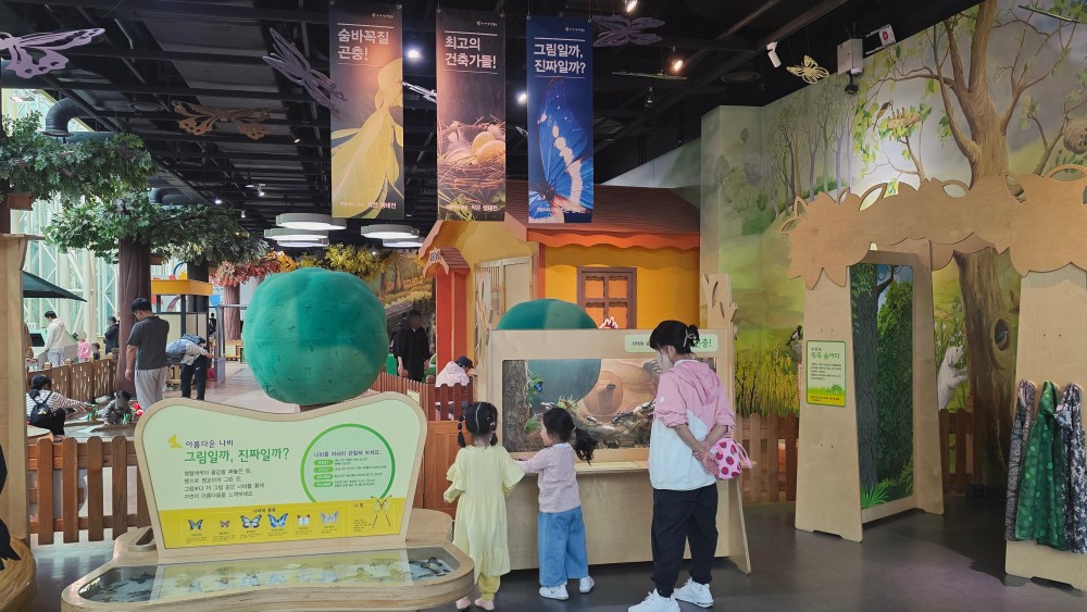 1층 숨바꼭질하는 곤충을 찾는 아이