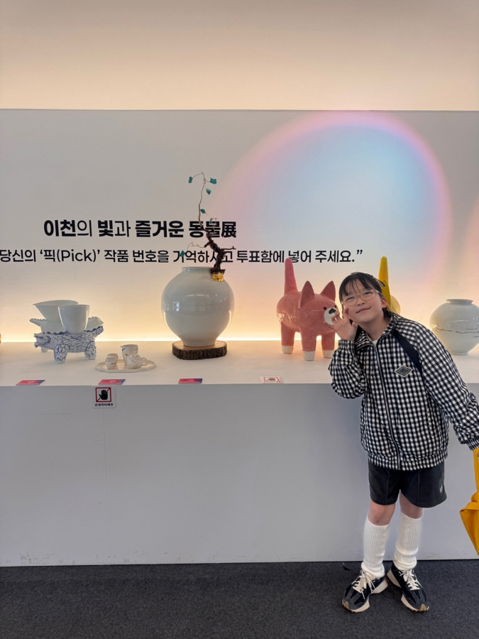 국제교류전에 전시된 동물 모양의 도자기들  