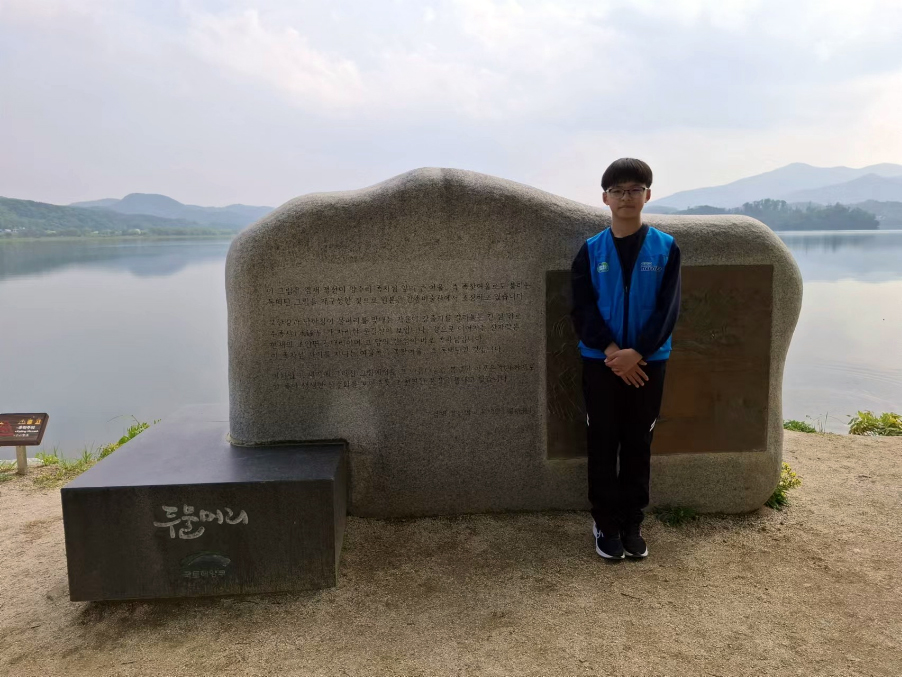 양평 두물머리에 자리한 표지석 앞에서