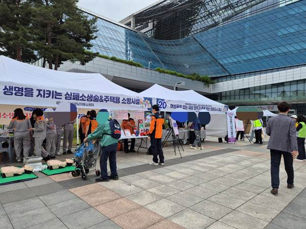 성남소방서에서 심폐소생술을 교육하고 있다.
