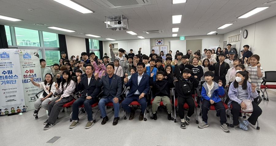 수원 르네상스 기획단과 수원 청소년 독립기자단 이음(E:)공유학교 연합발대식 기념촬영