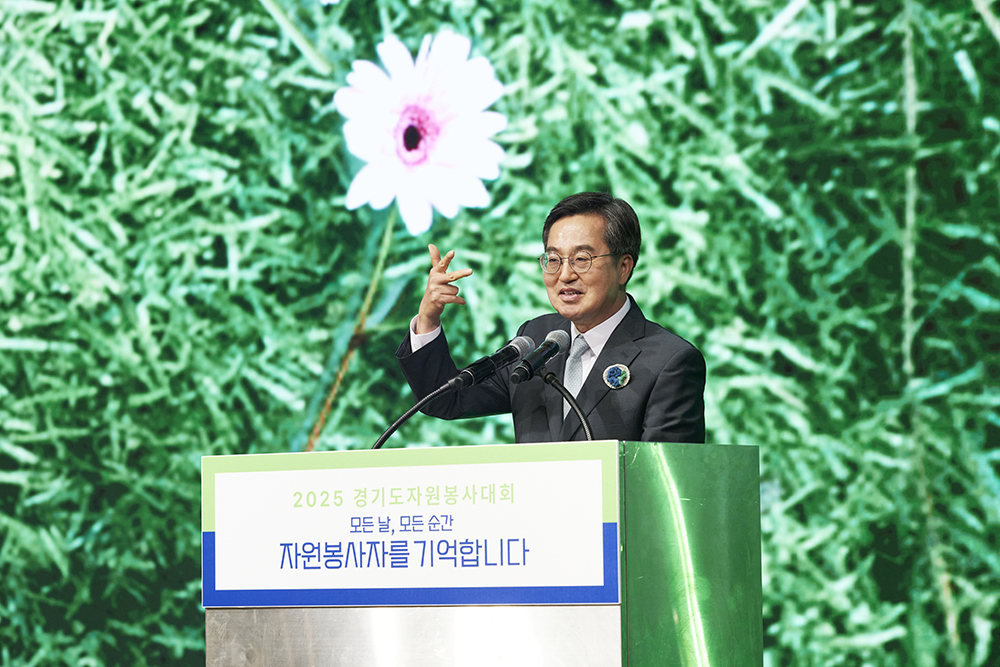 김동연 경기도지사는 “422만 자원봉사자가 있어 경기도가 사람 사는 세상이 되고 있다”며 올해 도내 자원봉사단체 공모사업 규모를 확대하겠다는 뜻을 밝혔습니다. 