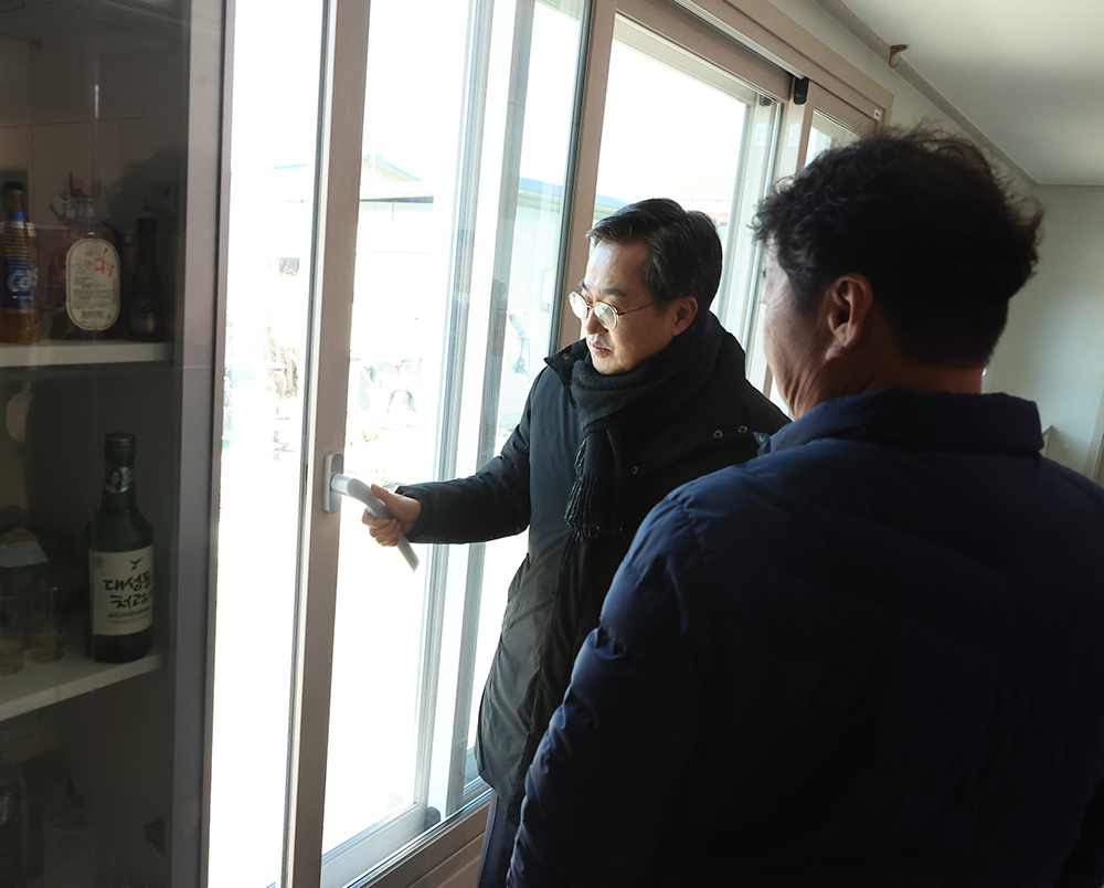 지난해 12월 23일, 김동연 경기도지사가 민북마을 종합지원 관련, 대성동마을 현장에서 의견을 나누고 있습니다.