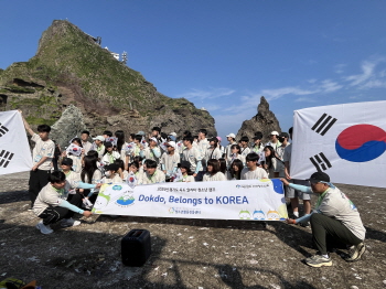 “울릉도 동남쪽 뱃길 따라 87km”… 경기도 청소년 독도 상륙
