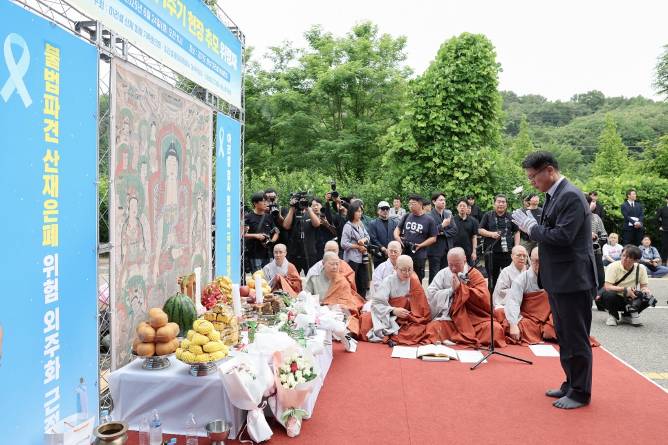 경기도는 24일 경기도 전지공장 화재 사고현장에서 열린 1주기 현장추모제에 참석해 희생자를 추모하고 유가족을 위로했다.