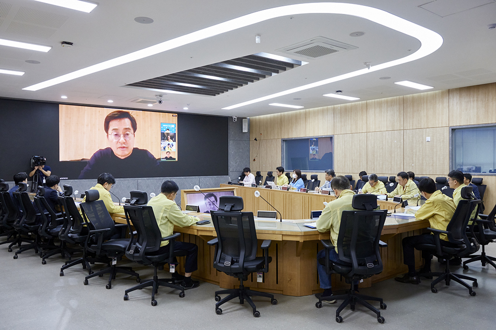 지난해 10월 31일 오전 네덜란드 벨트호벤에서 김동연 경기도지사가 납북자 대북전단 살포 대응 긴급회의를 하고 있습니다.