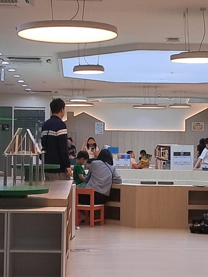 수내도서관 지하 1층 어린이 열람실